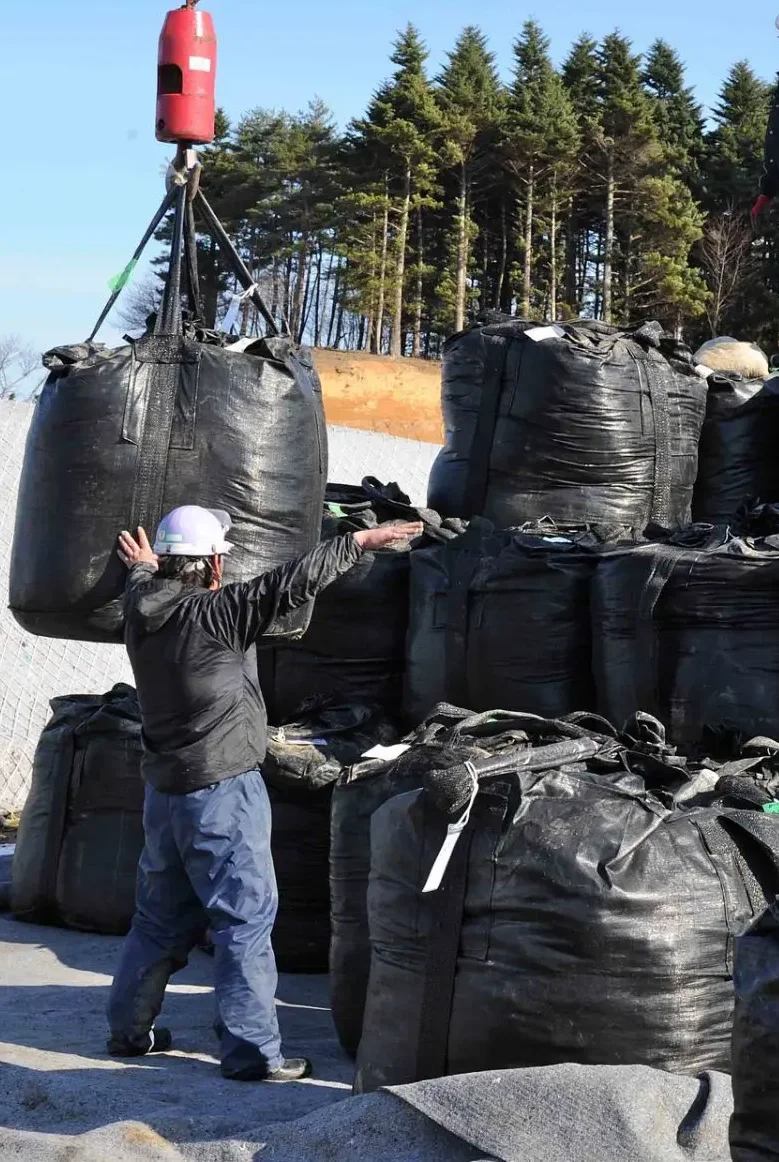 Bags - Fukushima-bags-of-contaminated-soil